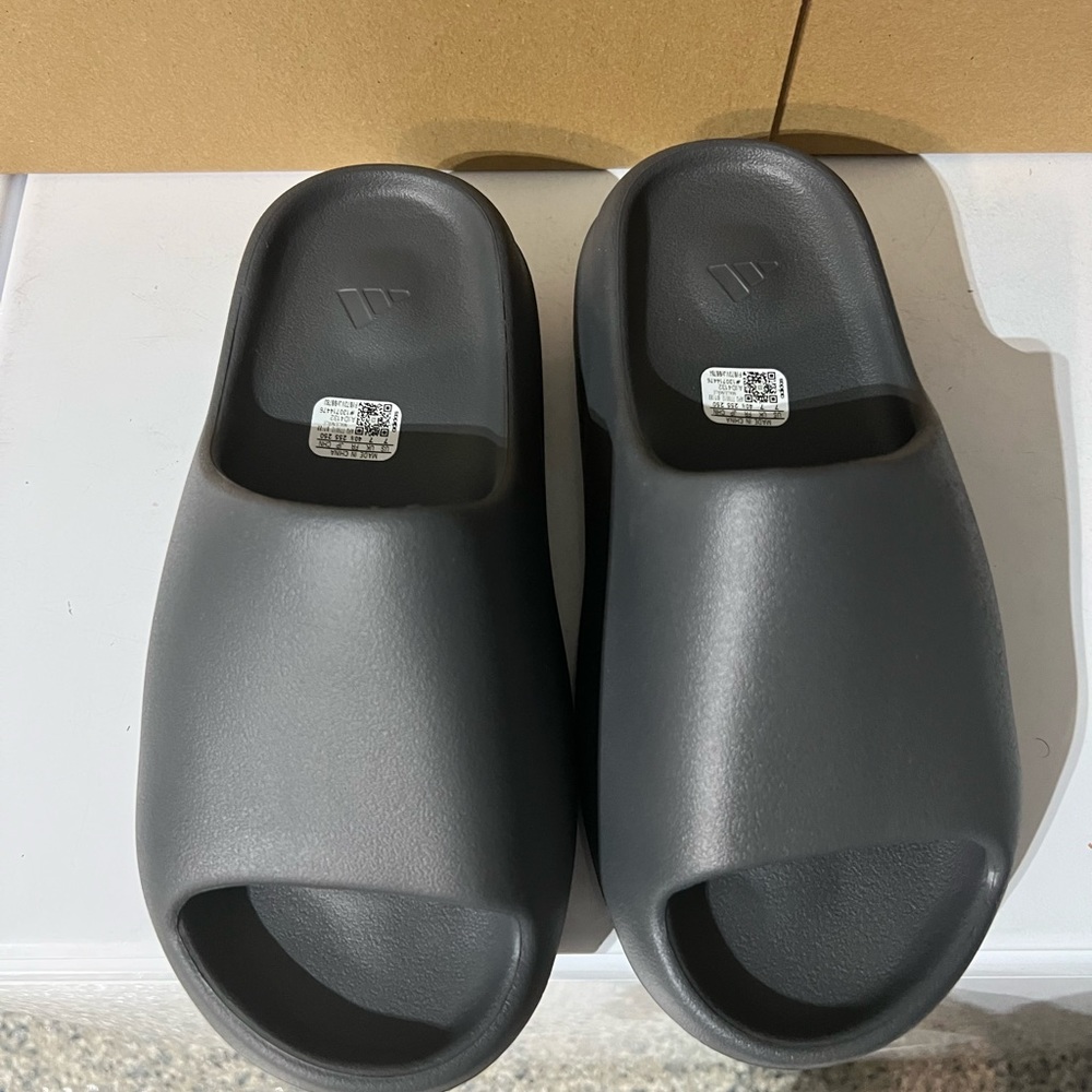 Yezzy Slide size 7 brand new authentic